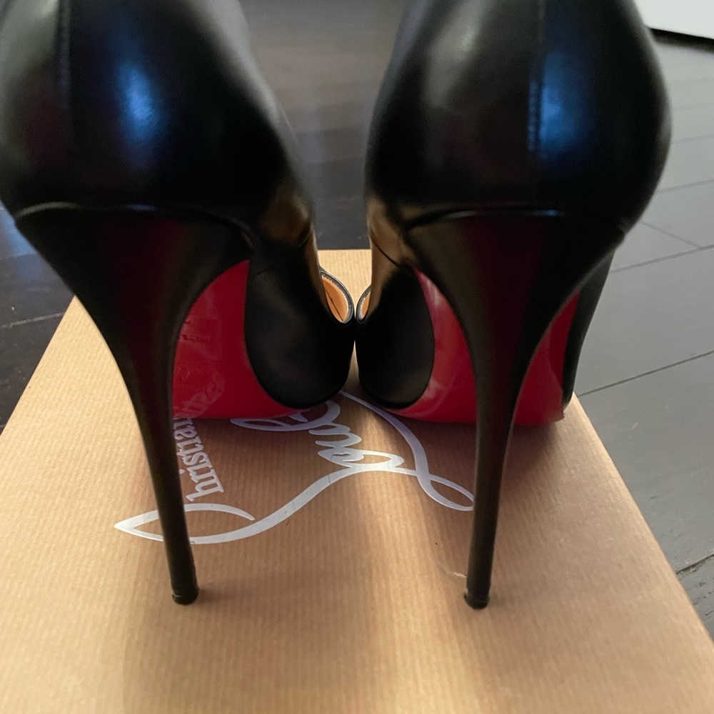 Worn a handful of times. Comes with 2 shoe bags